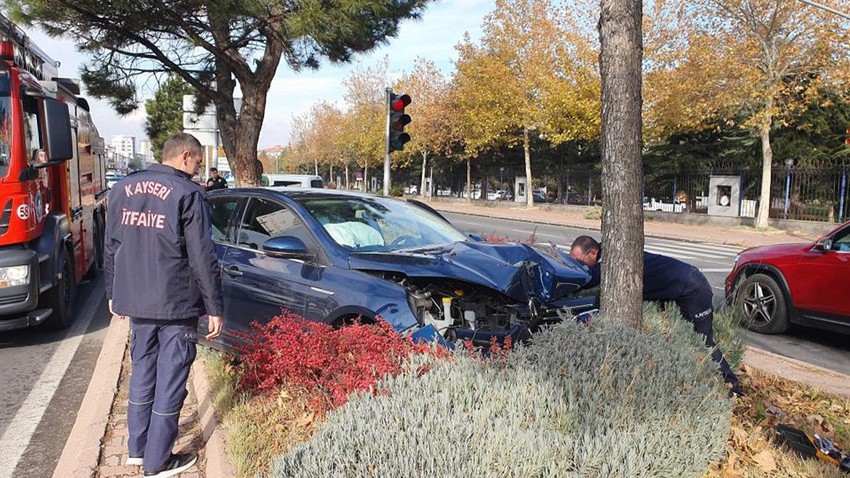 Direksiyon hakimiyetini kaybeden sürücü ağaca çarptı