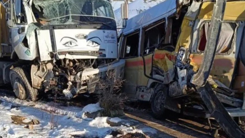 Van'da feci kaza! Kamyon ile minibüs çarpıştı: Çok sayıda yaralı var