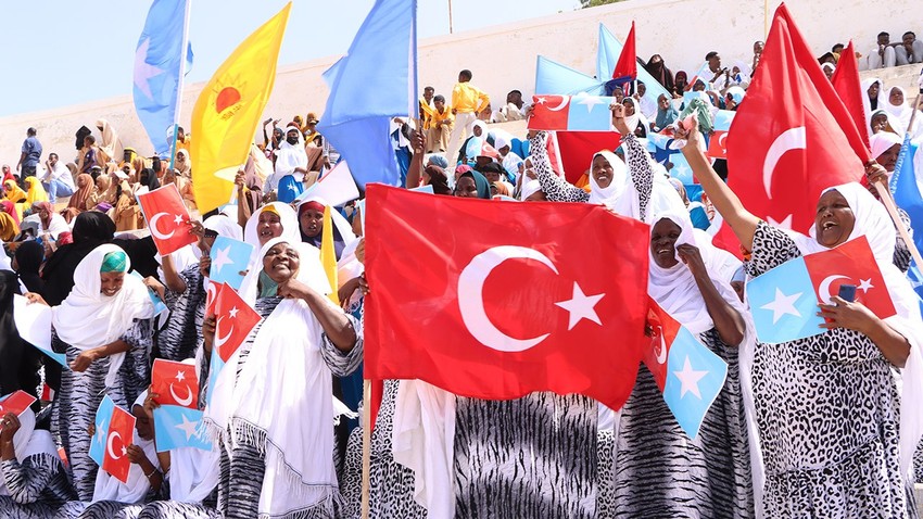 Somali, Türkiye ile imzaladığı savunma anlaşmasını sokakları Türk bayraklarıyla donatarak kutladı