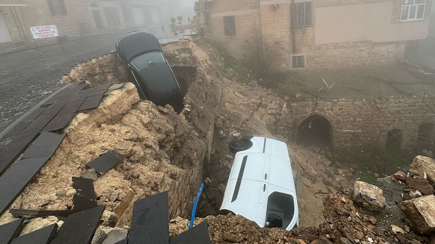 Yürekler ağza geldi! Mardin'de yol çöktü, araçlar içine düştü