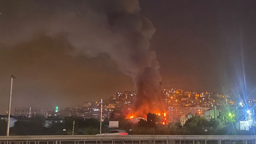 Gebze'de bir iş yerinde çıkan yangın kısa sürede büyüdü! Alevler her yanı sardı!