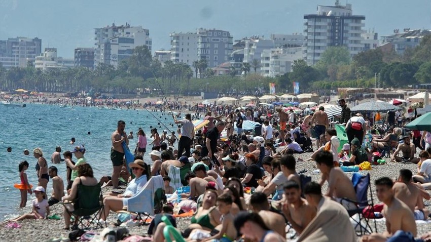 Antalya, İstanbul'un nüfusunu aratmadı! Bayramın ikinci günü dünyaca ünlü sahil adeta tıka basa doldu