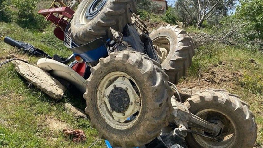 Tarlasını sürerken traktör devrildi, ölümden döndü