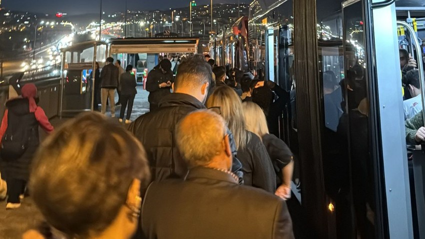 Metrobüste arıza: Motor kısmından dumanlar çıktı