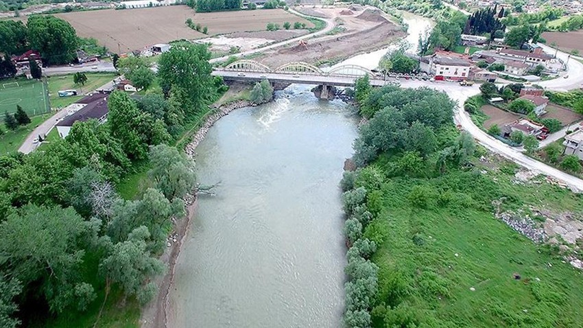 Ailesiyle pikniğe gitmişti! Sakarya Nehri’ne düşen 19 yaşındaki genç kız hayatını kaybetti