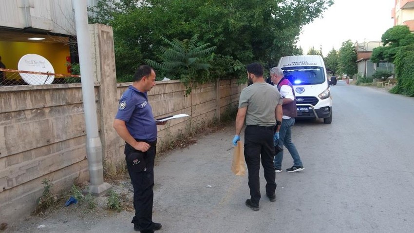 Aydınlatma direğine asılı bulunan genç hastaneye kaldırıldı