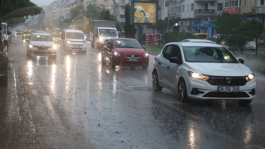 Antalya'da yağmur ve fırtına etkili oldu! Tramvaylar hareket edemedi