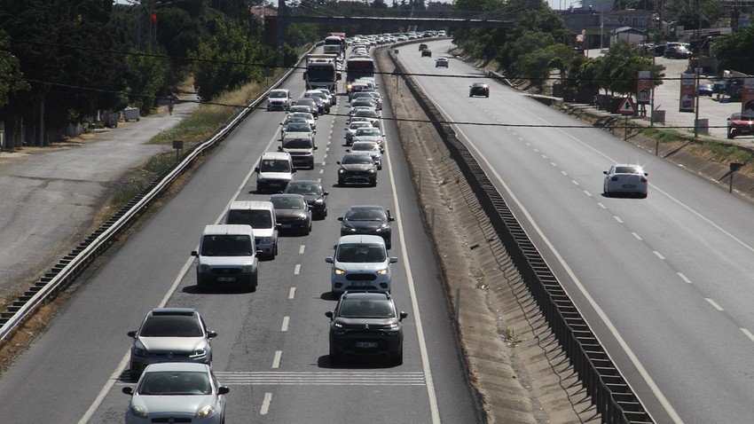 İstanbul-Tekirdağ kara yolunda dönüş çilesi! Yoğunluk sebebiyle araçlar, zaman zaman yavaş ilerliyor