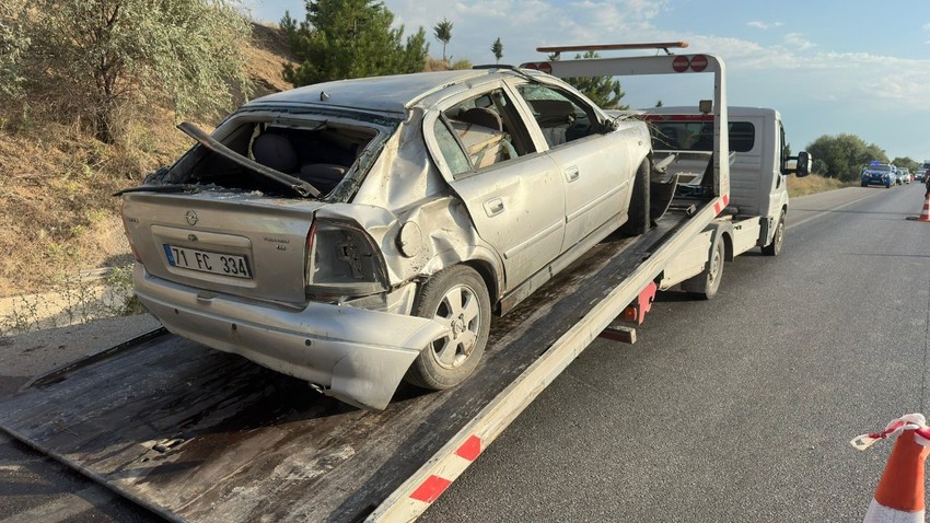 Kontrolden çıkan otomobil takla atıp refüje devrildi: 2 yaralı