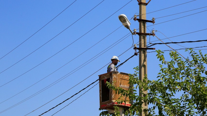 Elektrik direğinden kopan tel yüzünden akıma kapıldı!