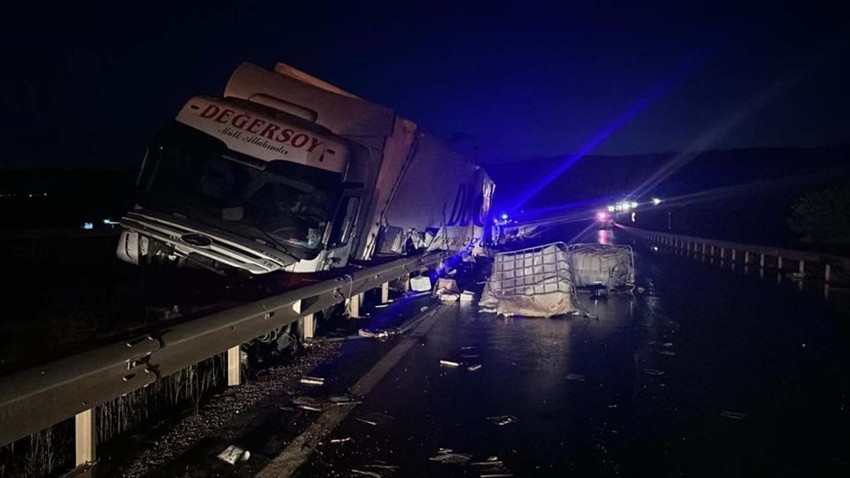 Sıvı gübre yüklü tır refüje devrildi