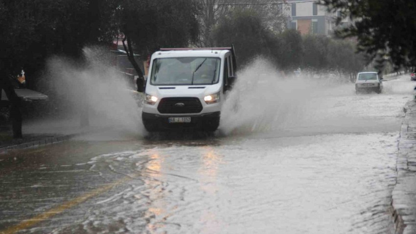 Antalya, Burdur, Isparta ve Muğla için uyarı geldi... Öğleden sonra ve akşam saatlerinde fena gelecek. Herkes tedbirini alsın