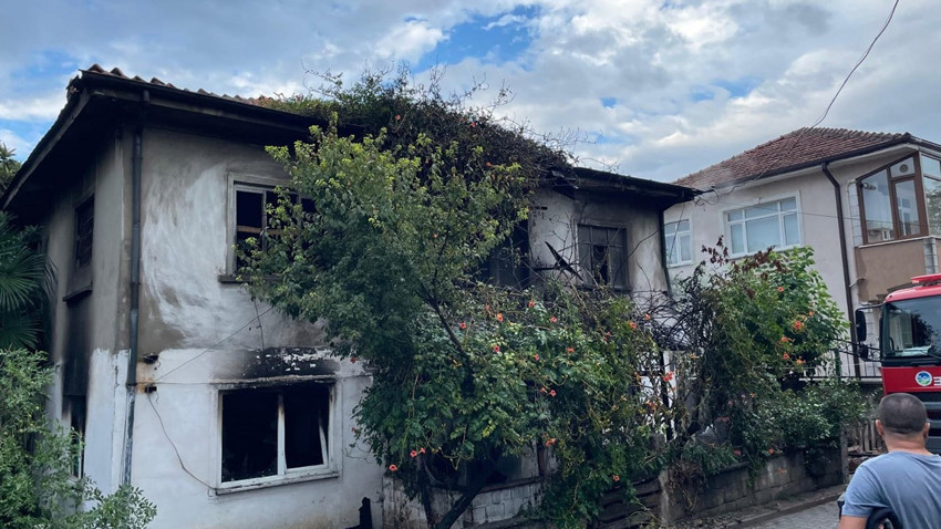 Böyle çift görülmedi! Eşiyle tartışan kadın otomobili parçaladı, kocası yaşadıkları evlerini yaktı