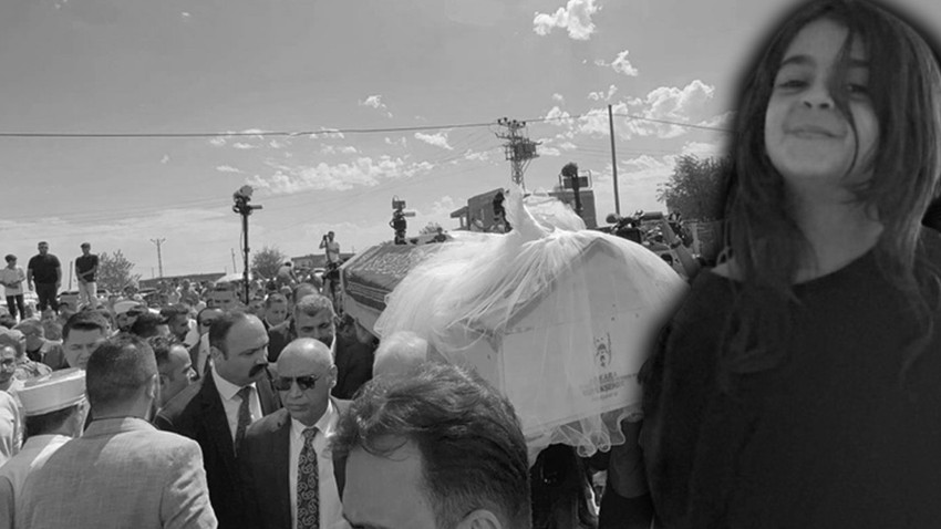 Yaşasaydı bugün okuluna gidecekti: Narin'e okulunda son veda! Arkadaşları sırasına çiçek ve fotoğraf bıraktı!
