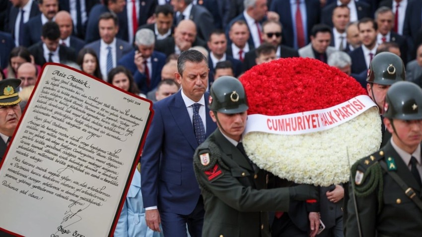 CHP heyeti 101. yılında Anıtkabir'e gitti: Özgür Özel Anıtkabir Defteri'ne not düştü
