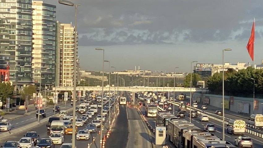 Öğrenciler yollara düştü: Okulun ilk günü trafik felç oldu!