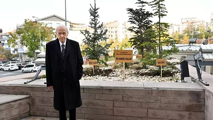 MHP Genel Merkezi önüne 'Biz kardeşiz' ağaçları dikildi! Bahçeli eş kenar üçgen örneği ile açıklama yaptı