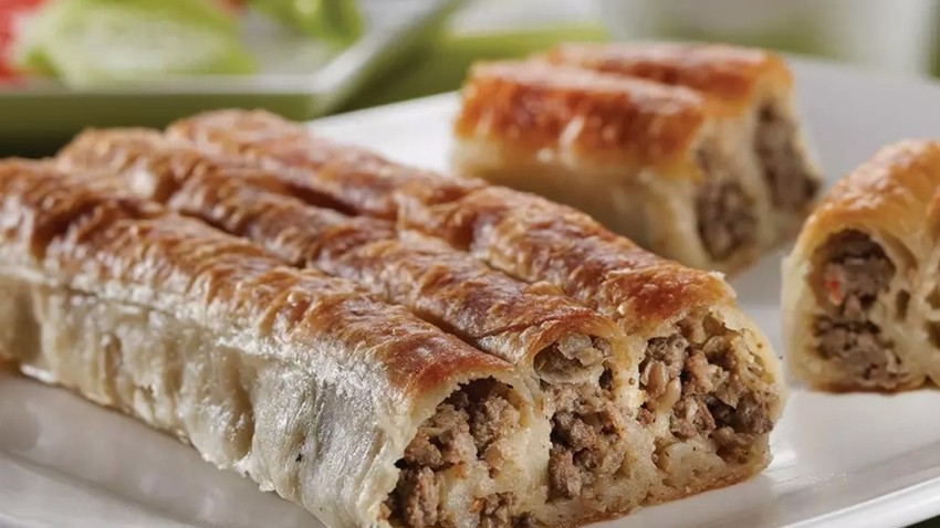 Meşhur markanın adıyla satış yapıyordu! Kıymalı börek diye neler yedirmişler? Duyduğunuzda şok olacaksınız