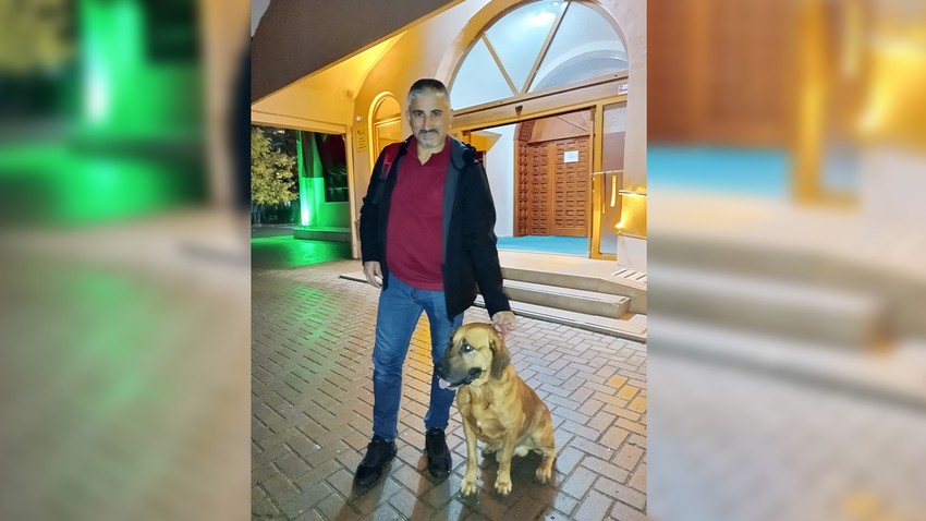 Dost gibi dost! Sahibini bütün namazlarda bekliyor, Tarçın isimli köpekten vefa dersi