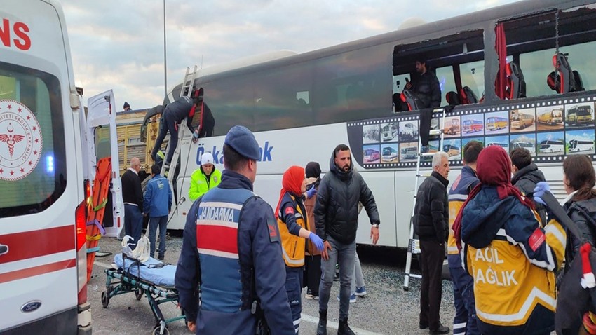 Konya'da feci kaza: Yolcu otobüsü, park halindeki kamyona çarptı! 2 ölü, 24 yaralı