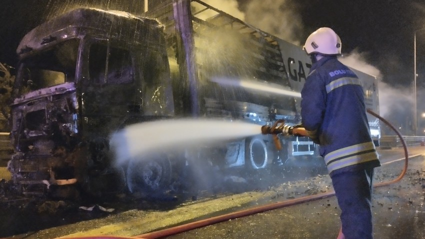 Bolu Dağı'nda kömür yüklü TIR alev alev yandı!