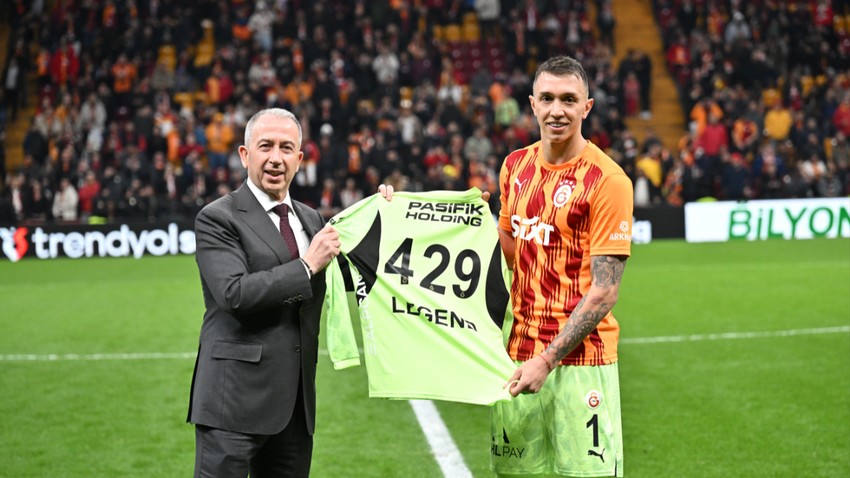 Fernando Muslera tarihe geçti!