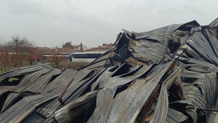 Bursa'da yanan fabrikadan geriye hurda yığını kaldı