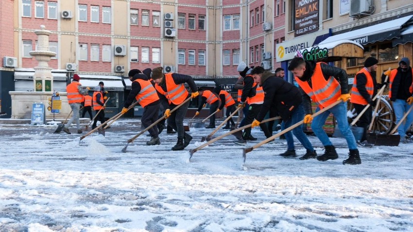 Erzincan'da etkili olan kar yağışının ardından kent beyaza büründü. Ekipler, hemen çalışmalara başladı