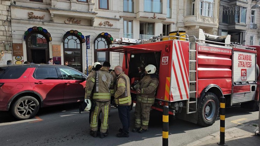 Beyoğlu'nda 5 katlı otelde çıkan yangın korkuttu: Turistler panikle dışarı çıktı!