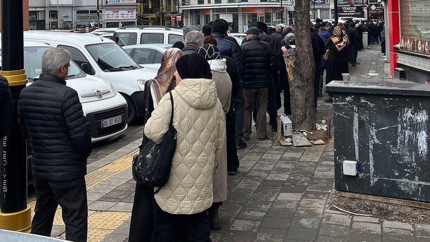 Yüzde 50 zammı duyan kuyruk oluşturdu. Sivas'ta herkes oraya koştu