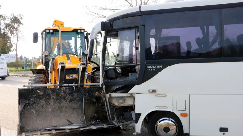 Antalya'da faciadan dönüldü: Midibüs ile iş makinesi çarpıştı! 15 çocuk yaralandı