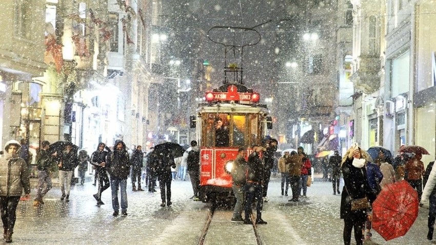 Meteoroloji tarih verdi! Hazırlıklarınızı yapın: İstanbul'a kar geliyor!