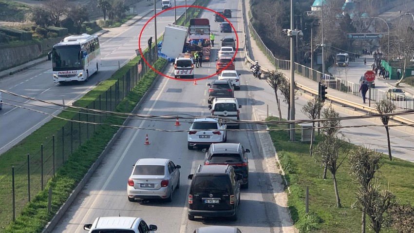 TIR'ın dorsesindeki makine kontrol paneli refüje düştü