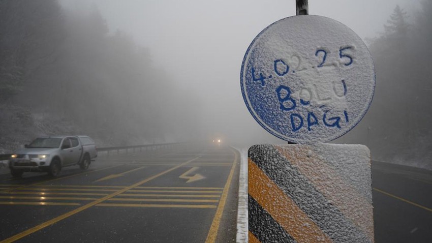  Bolu Dağı'nda ulaşıma sis engeli: Görüş mesafesi 35 metreye düştü!