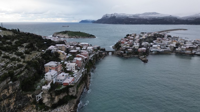 Bartın'ın tarihi ve turistik ilçesi kar yağışının ardından havadan görüntülendi