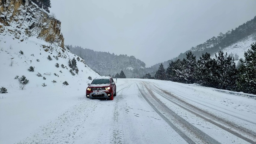 Kar kalınlığı 40 santimetreye ulaştı! Yol ağır vasıtalara kapatıldı