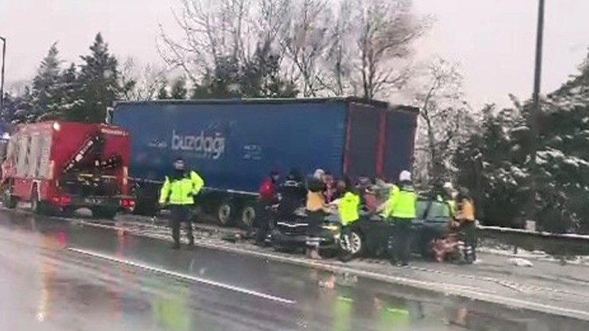 Anadolu Otoyolu'nda feci kaza! Tırın altına giren otomobil kağıt gibi ezildi: 1 ölü, 3 yaralı