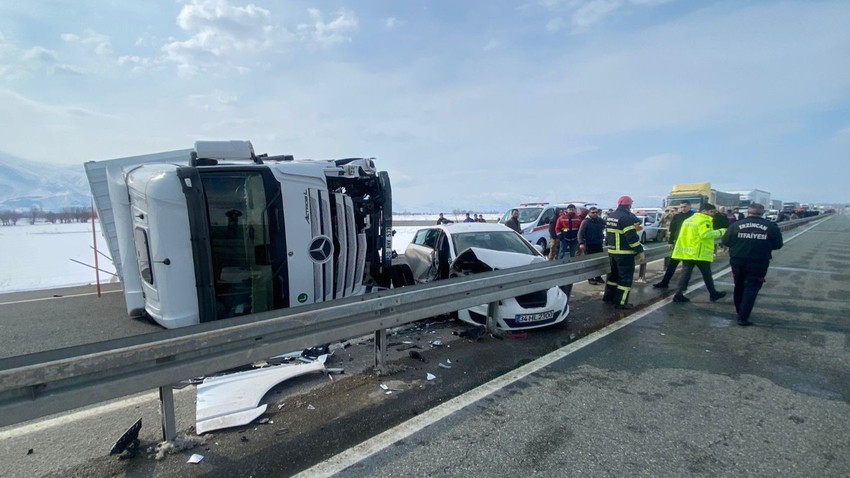 Erzincan’da tır ile otomobil çarpıştı! Tır yan yattı: Çok sayıda yaralı