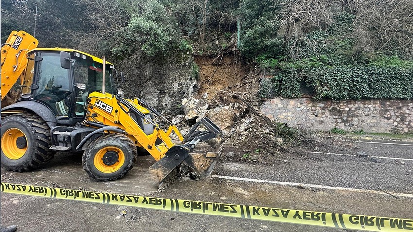 Üsküdar'da istinat duvarı çöktü