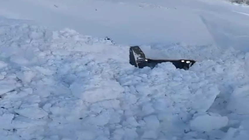 Hakkari'de kar kalınlığı 5 metreyi geçti. Ekipler, çığ tehlikesine aldırmadan gece gündüz çalışmalarını sürdürüyor