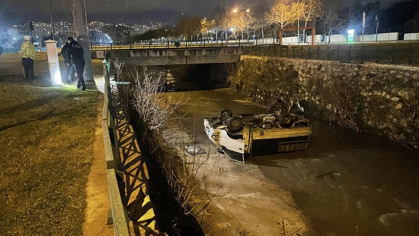 Bursa'da dereye düşen kamyonet sürücüsü yaralandı