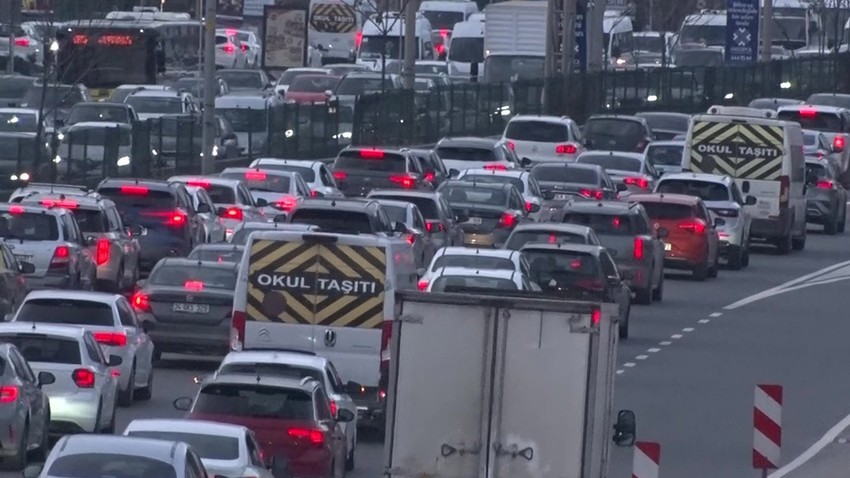 İstanbullunun bitmeyen trafik çilesi! Yoğunluk yüzde 83'e ulaştı