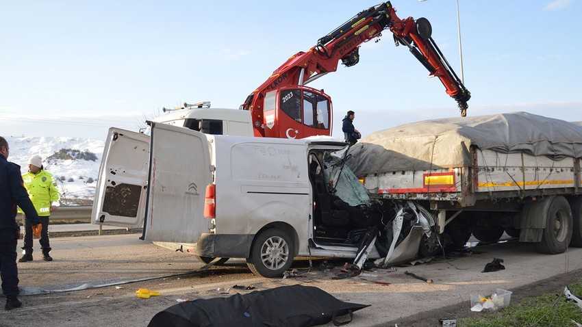 Samsun'da feci kaza: Tır ve minibüs çarpıştı, 1 can kaybı