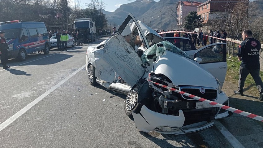 Taziyeye gidiyorlardı! Kamyon otomobile feci şekilde çarptı: Çok sayıda ölü