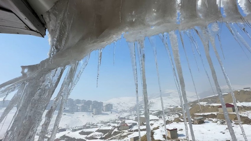 Soğuk havanın etkili olduğu Hakkari'deki binalarda buz sarkıtları oluştu. Bazı noktalarda 2 metreyi geçti