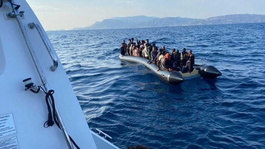 İzmir açıklarında lastik botla ölüme itilen 73 düzensiz göçmen kurtarıldı!