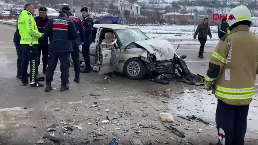 Tokat’ta feci kaza: Otomobil,TIR'a çarpıştı! 1 ölü 2 yaralı