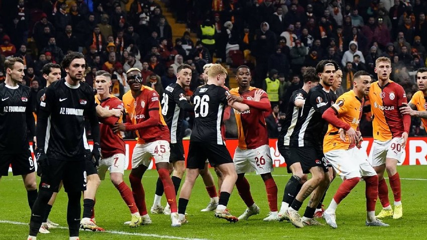 Galatasaray taraftarı, 6-3'lük Az Alkmar yenilgisinin biletini 3.080 milyon euroluk oyuncuya kesti! Takımdan gönderilmesi isteniyor