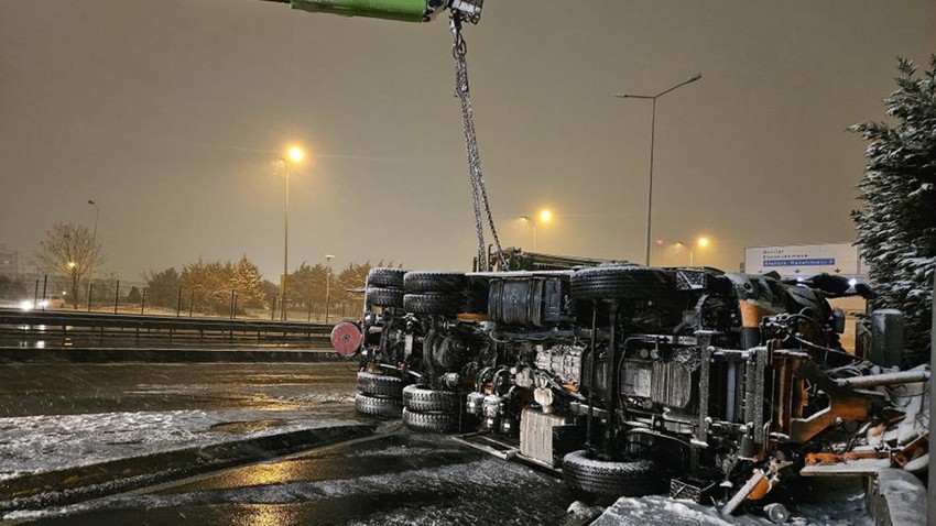 Beylikdüzü'nde kayganlaşan yolda kar küreme aracı devrildi!