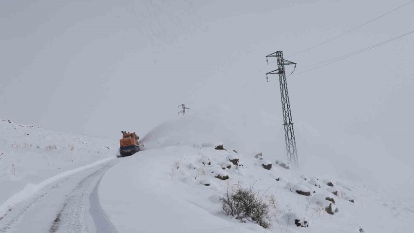 Iğdır'da 4 gündür etkisini sürdürüyordu. Kar yağışının ardından kapanan 75 köy yolu yeniden ulaşıma açıldı